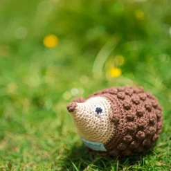 Doudou hérisson marron avec hochet