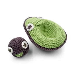 Hochet maman Avocat et son bébé noyau - en coton bio